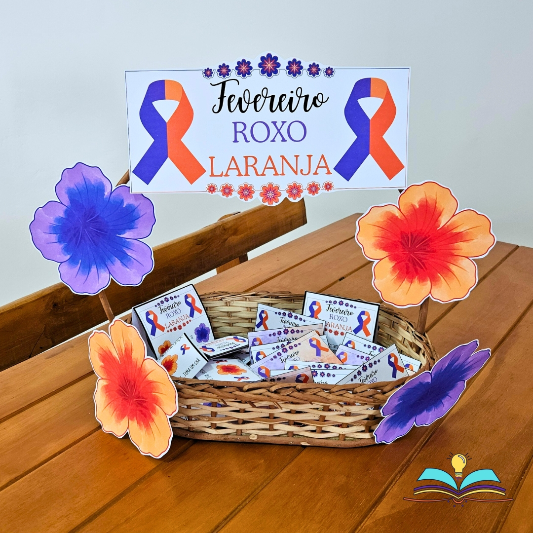 Elementos decorativos para uma cesta com lembrancinhas do tema Fevereiro Roxo e laranja que tem como objetivo conscientizar a população sobre a importância da saúde