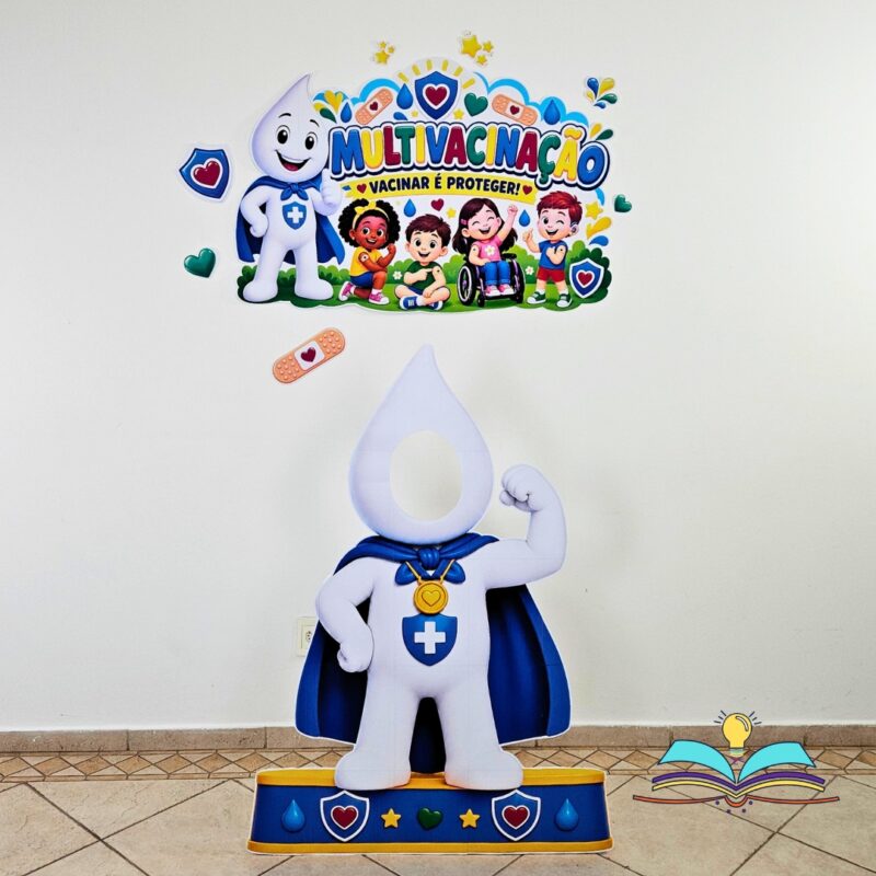 Painel com o tema Multivacinação - Proteção, ideal para incentivar a vacinação, reforçar a prevenção de doenças e promover saúde coletiva.