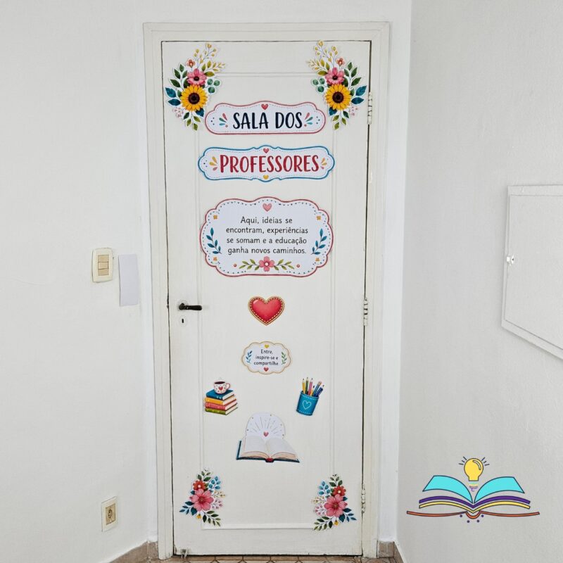Painel com tema para Sala dos Professores, ideal para decorar a porta e deixar o ambiente mais acolhedor, organizado e especial.
