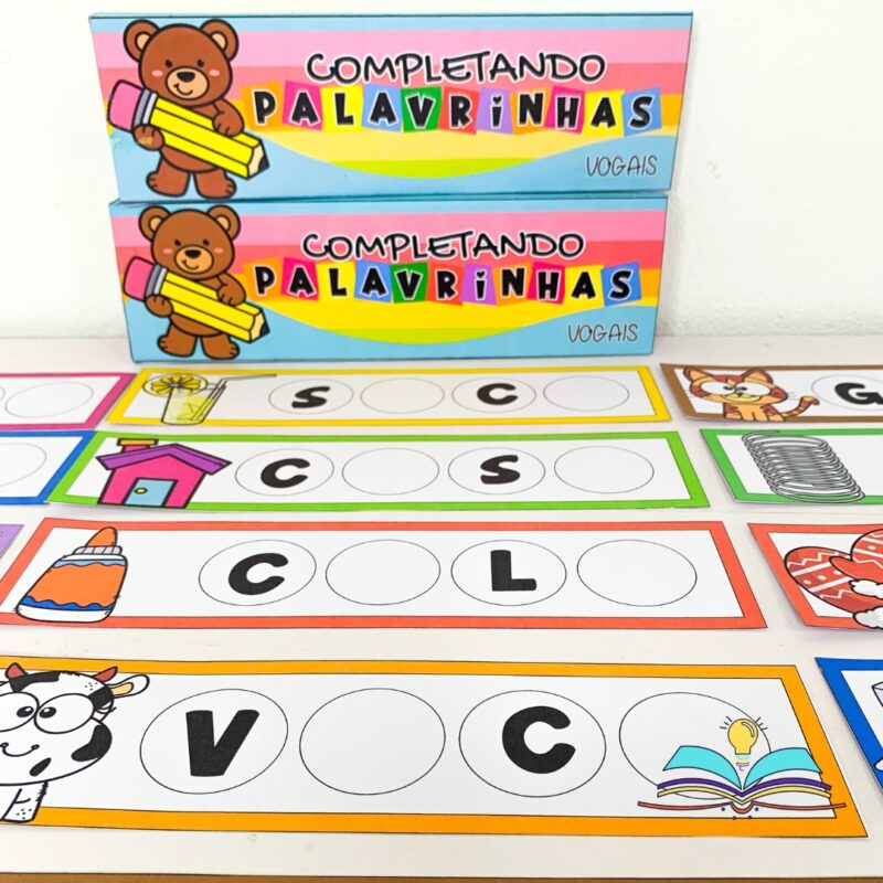 Atividade de alfabetização com o tema vogais, ideal para trabalhar leitura, escrita, consciência fonológica e reconhecimento das letras com crianças em fase de alfabetização.